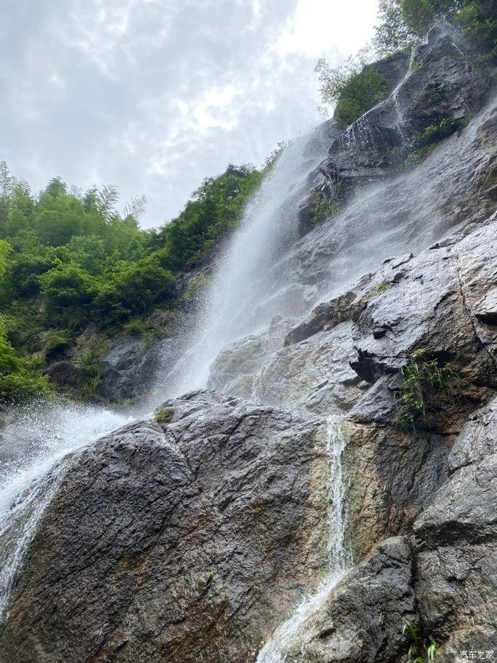 飞跃沙丘的小球