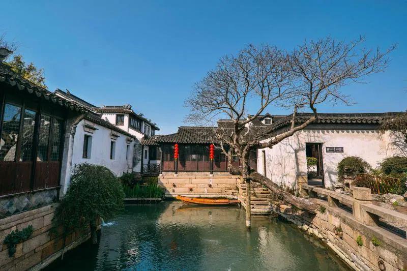 理想L8的对手来了，新领克09 EM-P上市，两款车该怎么选？